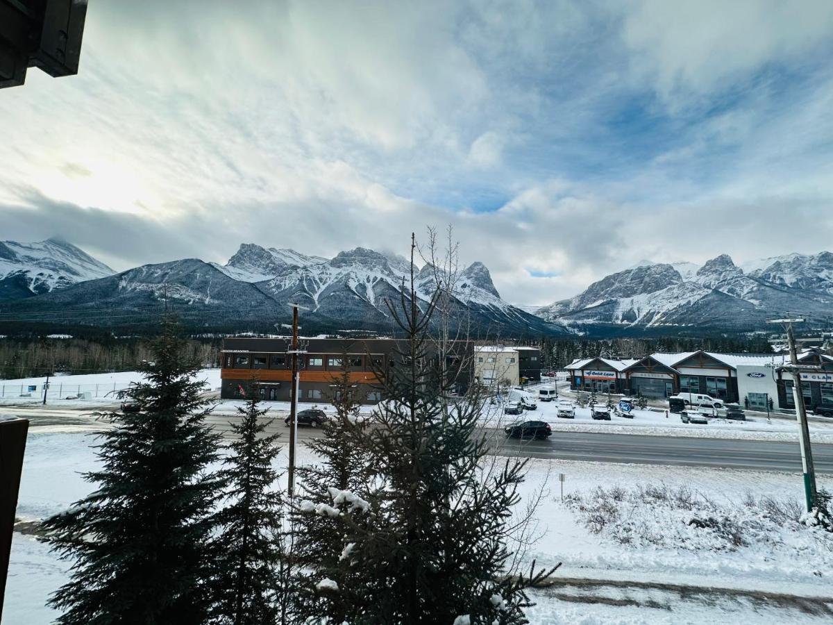 Апартаменты Canmore Mountain Retreat - Heated Pool & Hot-Tub Экстерьер фото